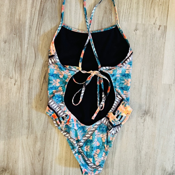 Jolyn - Mateo Printed Tie-Back Suit, Barely Used, Size 34 With Cutouts at Hip - Picture 2 of 4